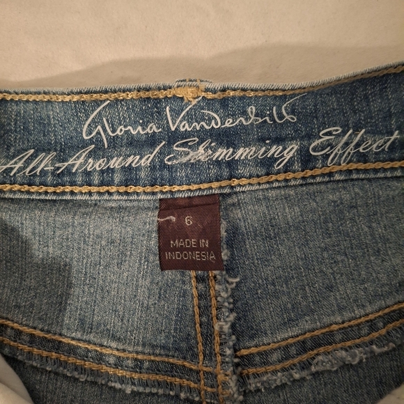 Gloria Vanderbilt Women's Blue Denim Shorts With Floral Embroidery - Picture 5 of 9